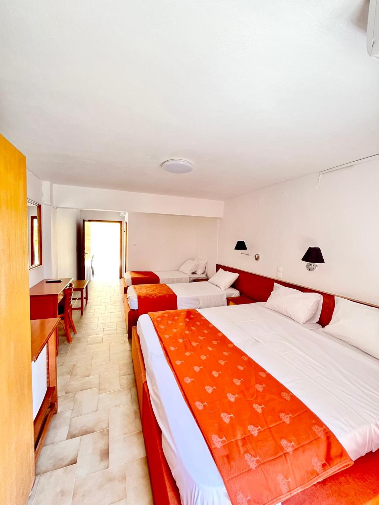 Oelia Rooms & Apartments Agia Marina  Dış mekan fotoğraf