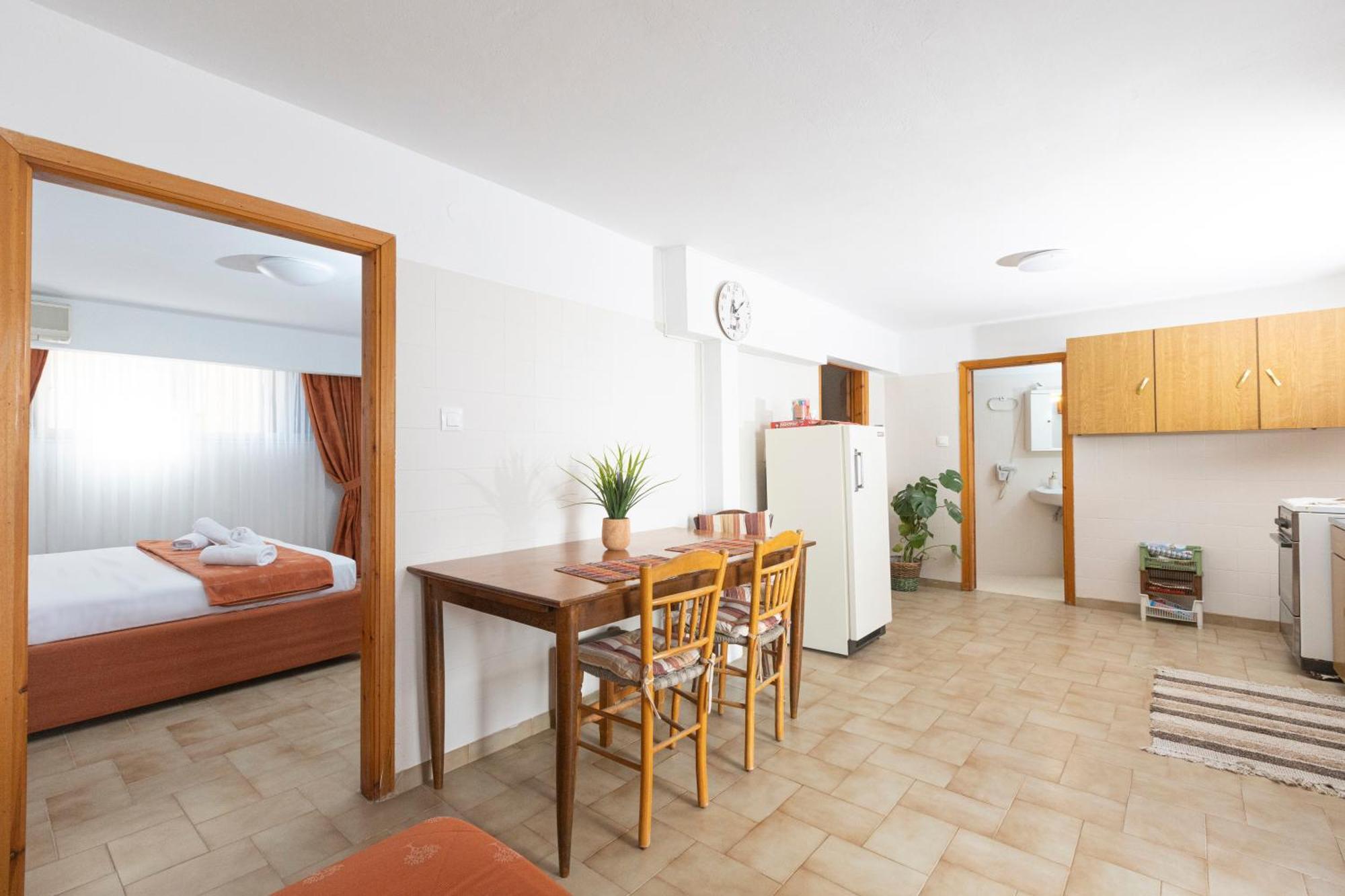 Oelia Rooms & Apartments Agia Marina  Dış mekan fotoğraf
