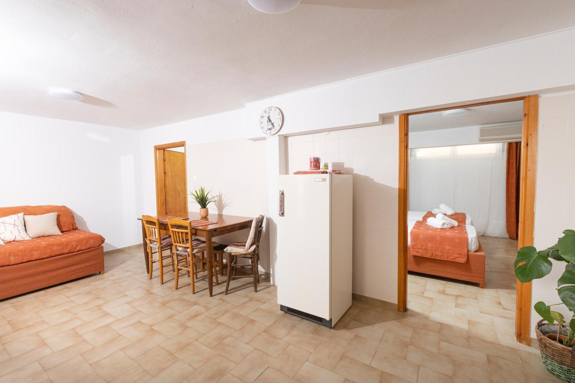 Oelia Rooms & Apartments Agia Marina  Dış mekan fotoğraf