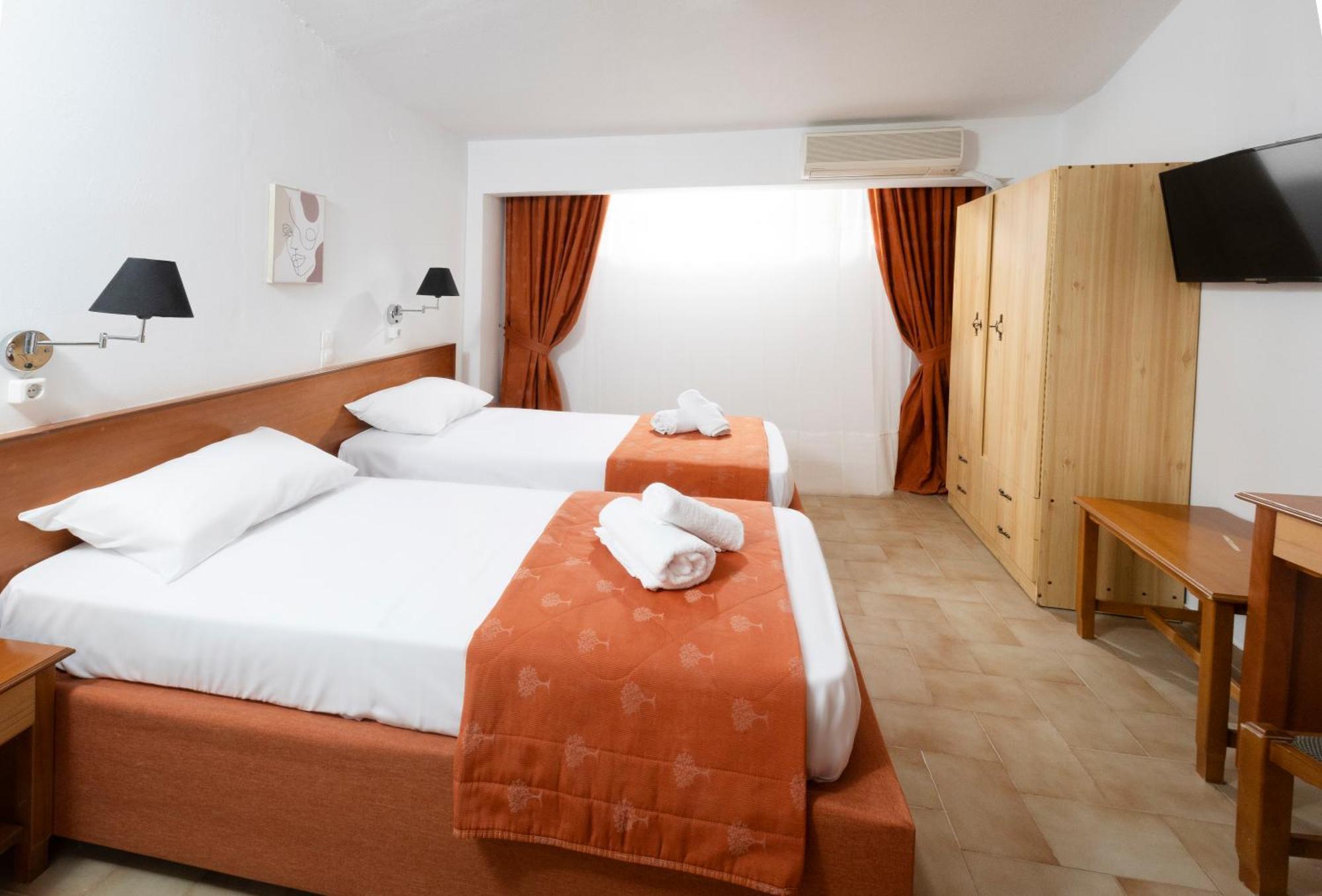 Oelia Rooms & Apartments Agia Marina  Dış mekan fotoğraf